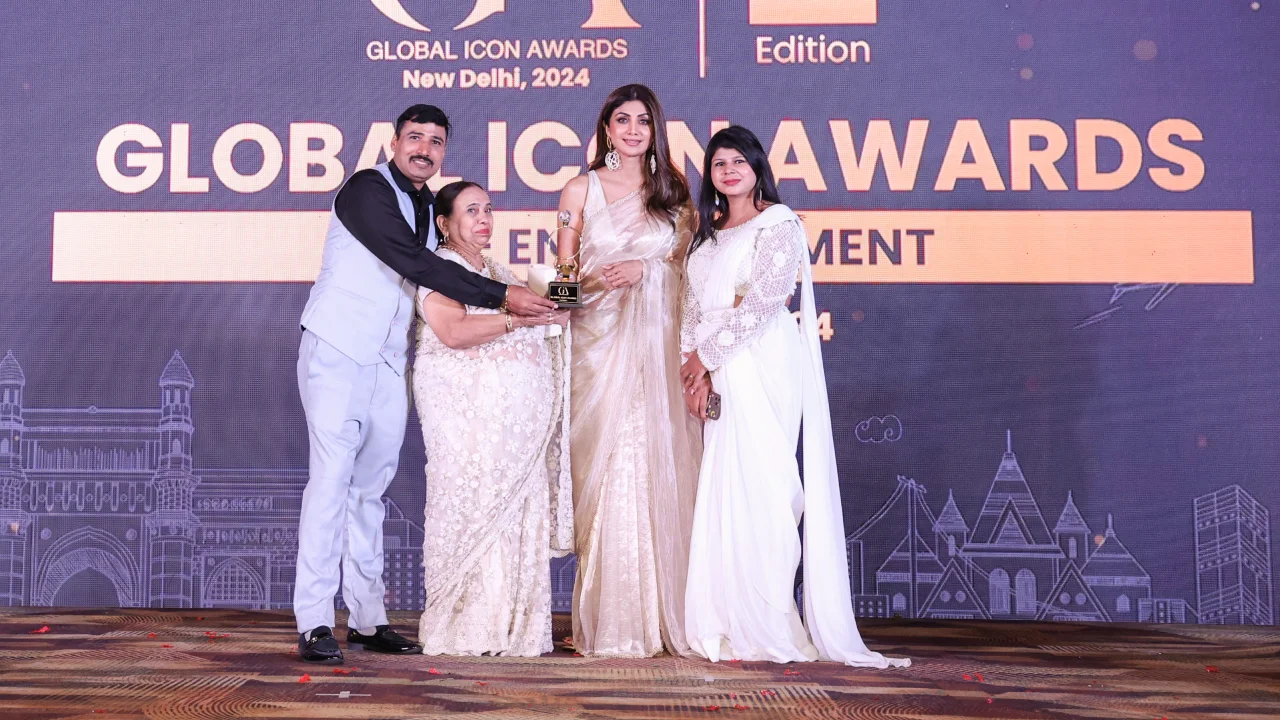 Deepak Dhingra on stage receiving Global Icon Award from Bollywood actress Shilpa Shetty